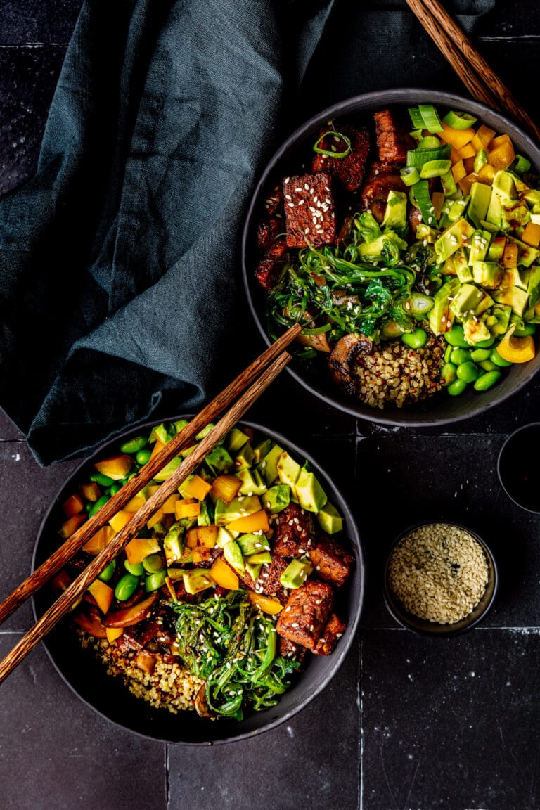 Poke bowl met gemarineerde tempeh recept