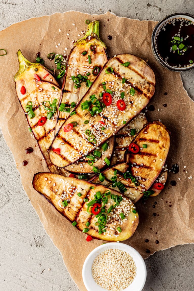 Vegan aubergine van de barbecue