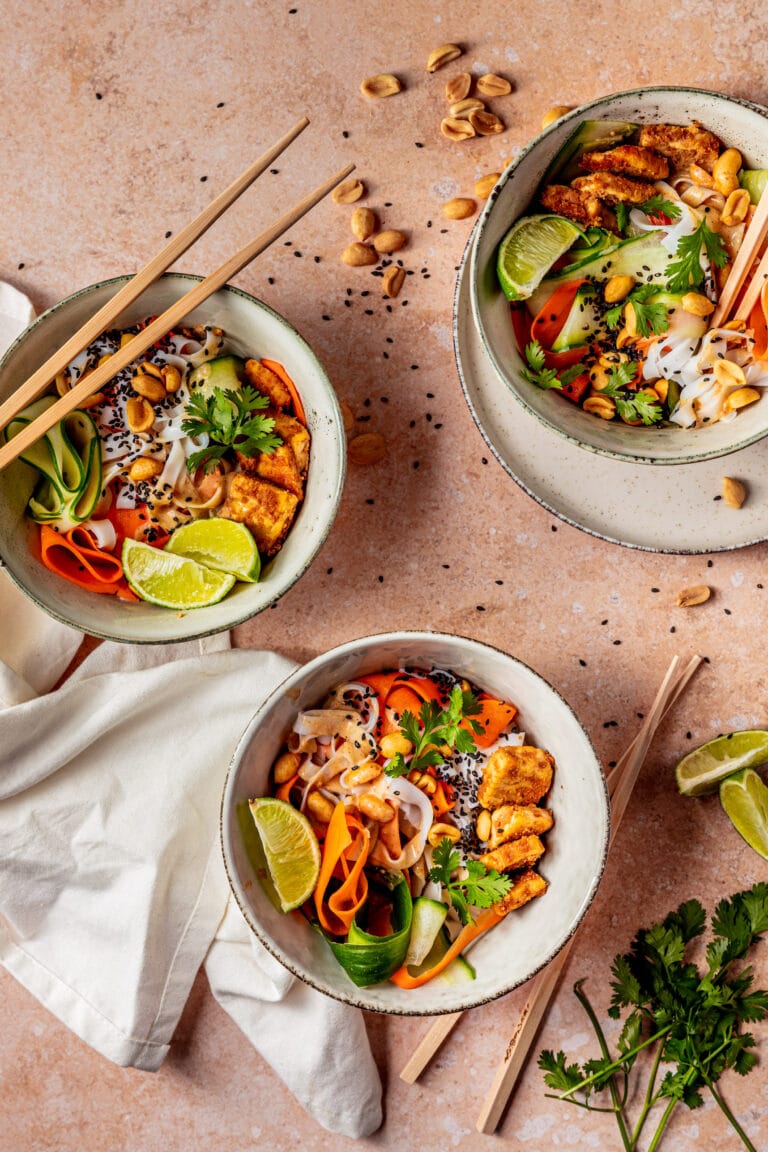 Noedels met zoetzure groenten en pinda-tempeh